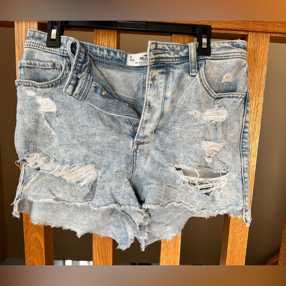 HOLLISTER CURVY ULTRA HIGH RISE MOM SHORT✨all orders ship within 2 business days